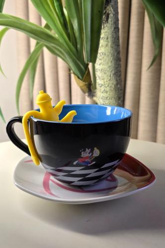 كوب اليس في بلاد العجائب