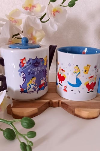 طقم شاي ابريق و كوب اليس في بلاد العجائب