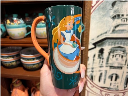 كوب اليس في بلاد العجائب