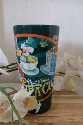 كوب اليس في بلاد العجائب