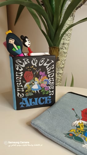 حامل اقلام اليس في بلاد العجائب