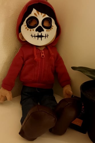 دمية ميغيل مع قناع