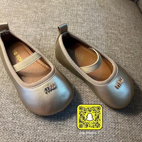 حذاء ميو ميو بشعار الماركة بناتي