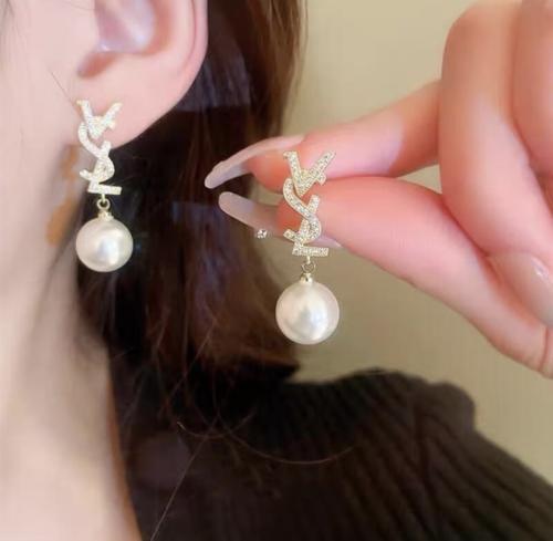 حلق سان لوران ذهبي بفصوص