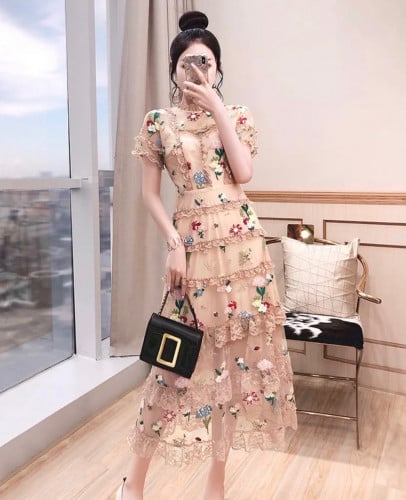 فستان دانتيل للعمر المحير مطرز فخم