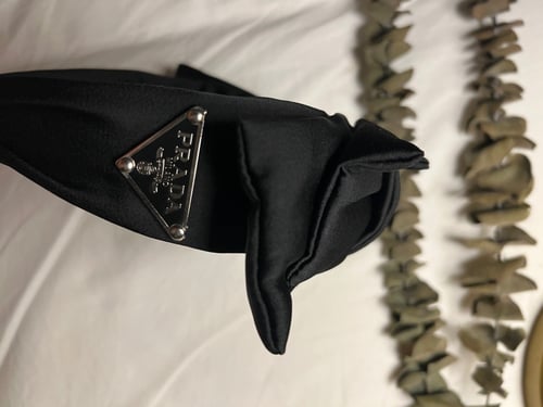 طوق برادا اسود