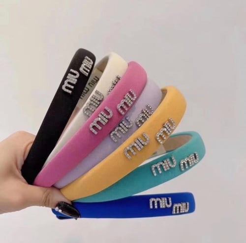 طوق ميو ميو بعدة الوان