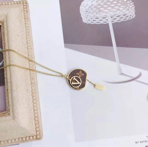 تعليقة لويس فيتون انيقه