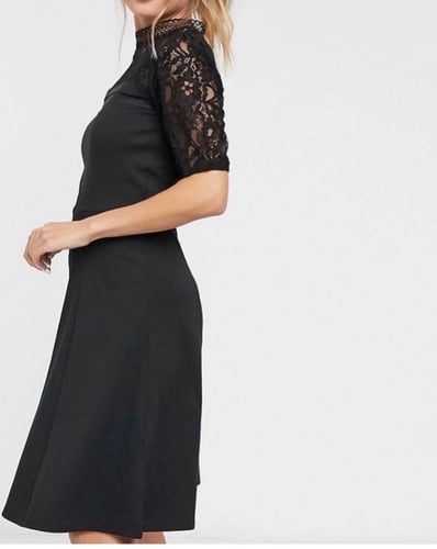 فستان اسود بدانتيل