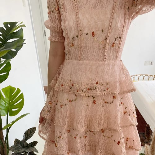 فستان طبقات تطريز