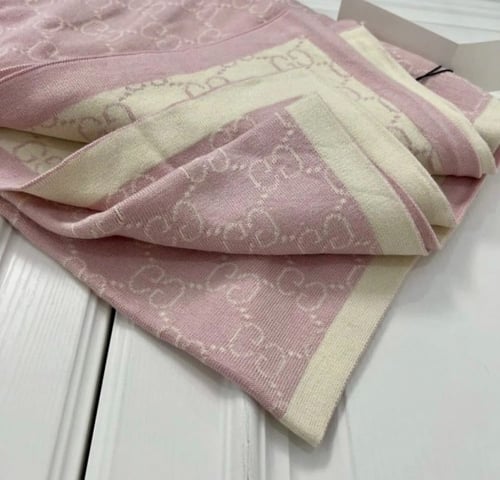 بطانية قوتشي مع قبعة بوجهين