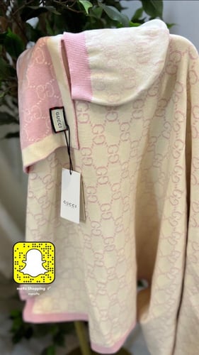 بطانية قوتشي مع قبعة بوجهين