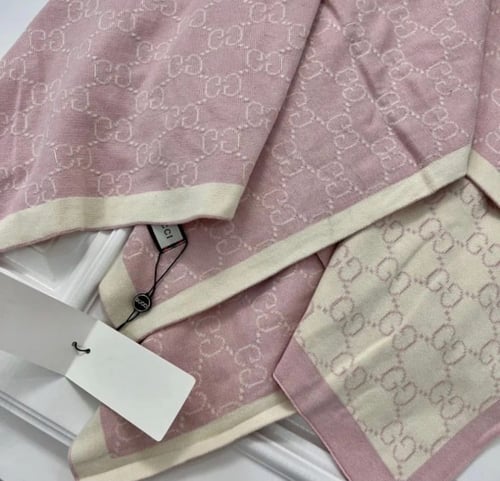 بطانية قوتشي مع قبعة بوجهين