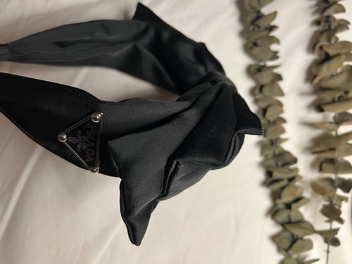 طوق برادا اسود