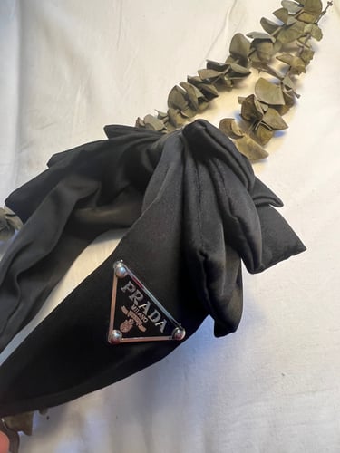 طوق برادا اسود