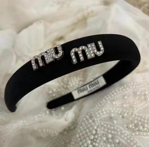 طوق ميو ميو بعدة الوان