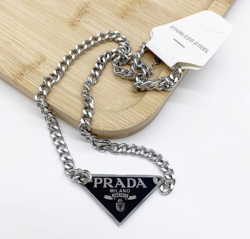 تعليقة برادا فضي