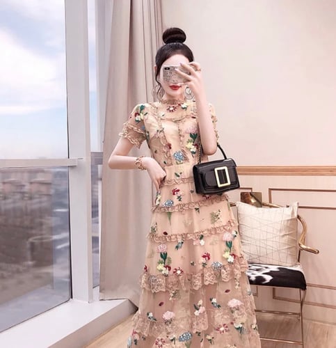 فستان دانتيل للعمر المحير مطرز فخم