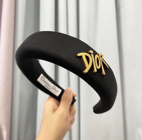 طوق ديور فخم