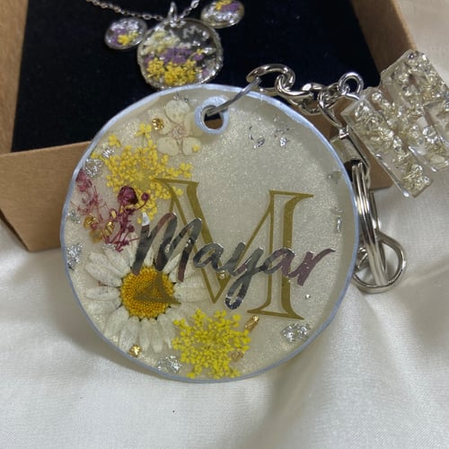 ميدالية دائريه مقاس 5سم بالورد