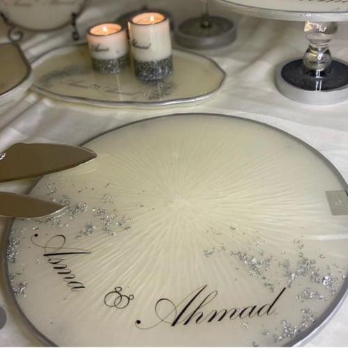 صحن دائري ب اسماء العرسان مقاس 26 سم