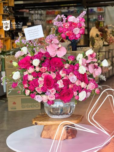 فخامة الورد مع حوض السمك