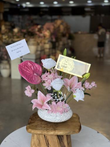 فازة الورد الصناعي مع كتابة الاسم