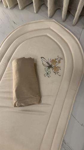 طقم الفراشة البيج