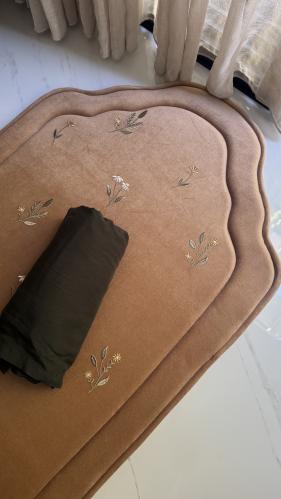 طقم البتلات الزيتي المنثوره