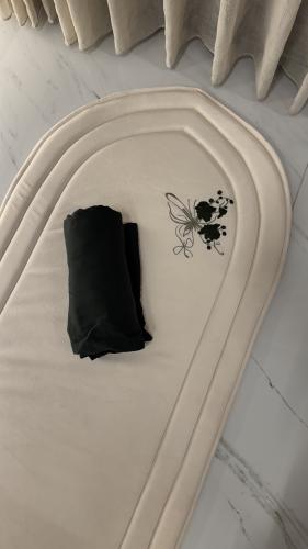 طقم الفراشة الزيتي