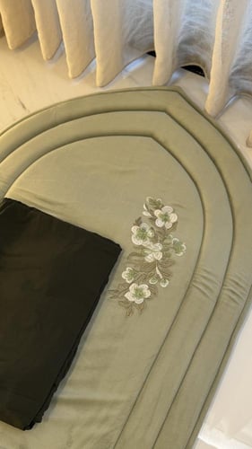 طقم زهرة اللوز الفستقي