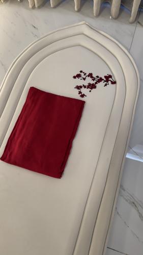 طقم زهرة الاوركيد الاحمر