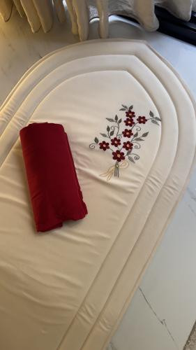 طقم البتلات الأحمر