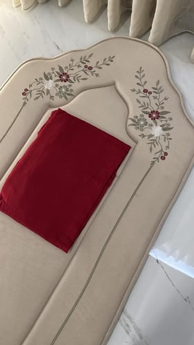 طقم زهرة الاقحوان الاحمر