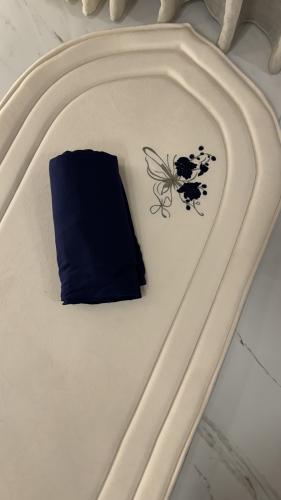 طقم الفراشة الكحلي