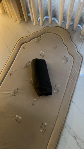 طقم البتلات البيج المنثوره