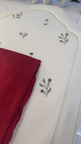 طقم البتلات الأحمر