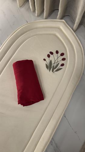 طقم الندى الأحمر