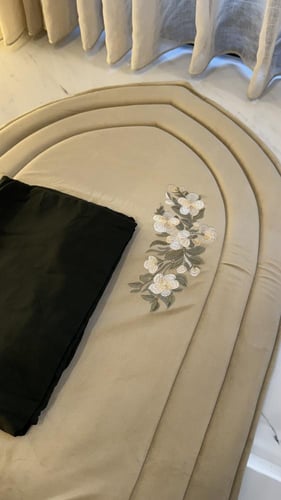 طقم زهرة اللوز البيج