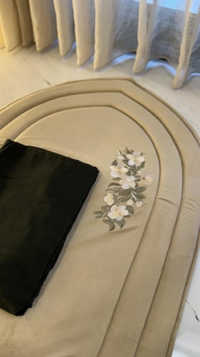 طقم زهرة اللوز البيج