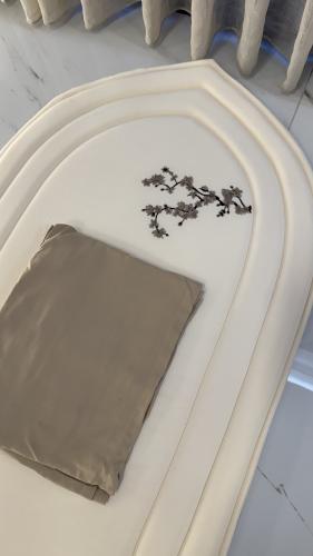 طقم زهرة الاوركيد البيج