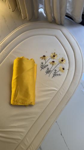 طقم البتلات الاصفر