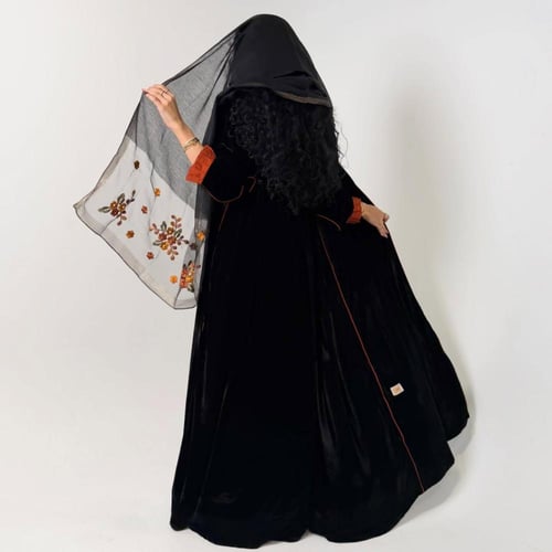 عباية مخمل بتصميم مميز