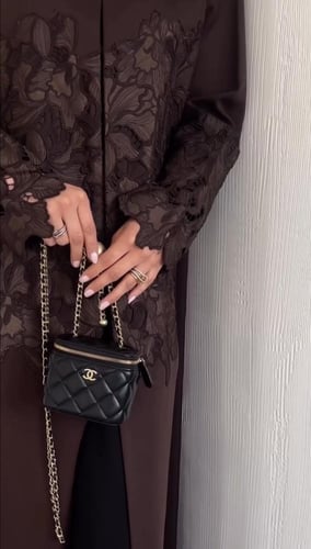 عباية شتوية تتزين بدانتيل راقي وفخم