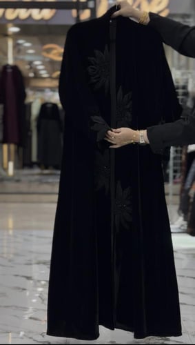 عباية شتوية مطرزة وردة مع الشك