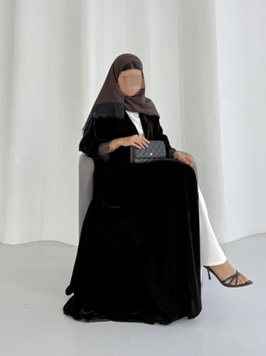 عباية مخمل بني مع دانتيل فرنسي