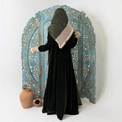 عباية مخمل الكم ماسك بكلفة ورد