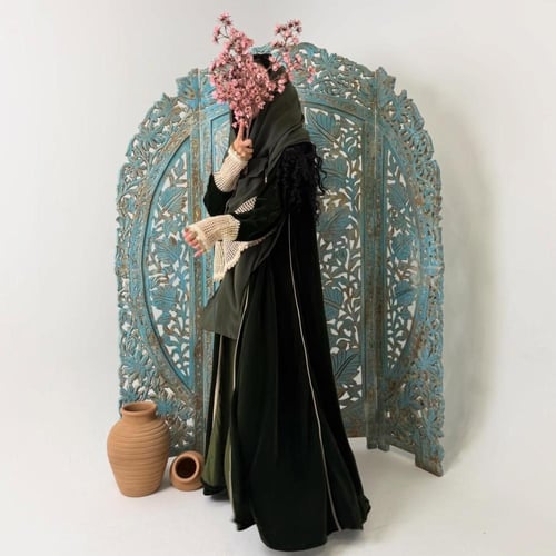 عباية مخمل الكم ماسك بكلفة ورد