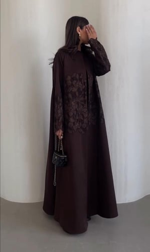 عباية شتوية تتزين بدانتيل راقي وفخم