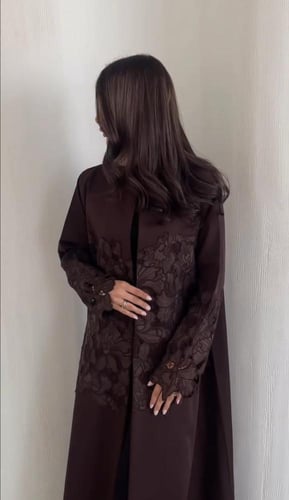 عباية شتوية تتزين بدانتيل راقي وفخم